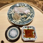 温石 - 平目薄造り。一枚目は塩で、続いてお醤油で。自家製もみじおろしや薬味の茗荷も素敵なアクセント。この平目は過去一の美味しさ！