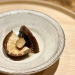温石 - 肉厚ジューシーな藤枝の椎茸は旨みも濃厚！軸の飾り包丁も素敵です✨