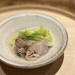 温石 - 富士宮白菜冬月と蛤炊き合わせ。甘みがのった冬の白菜に蛤のお出汁がしみた最高のひと品。蛤はサッとレアな火入れ加減が素晴らしく、その身はプリプリ♡