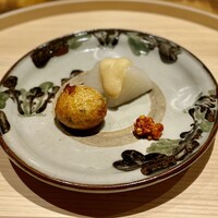 温石 - おでんに見立てた前菜/ 聖護院大根のふろふき・揚げたて真薯・自家製柚子胡椒。揚げたて真薯はプリッとした食感も楽しめ、自家製柚子胡椒をつけると味が引き締まります。