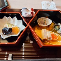 日本料理 花むさし - 焼き物八寸(鱈菜種焼き、鰯雪花菜和え、人参かすてら、姫さざえ木の芽田楽、いぶりがっこチーズ博多、金柑いくら、お多福豆 、梅花吟醸熨斗梅)