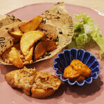 カフェごはん ドラゴンスパイス - 本日のお任せ盛り合わせプレート 2種盛り(500円) スパイシーナッツポテト、豚肉のリエット