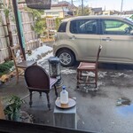 仁亭 - 外にはガスストーブ