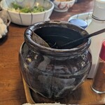 仁亭 - ソースに葉っぱ入ってる