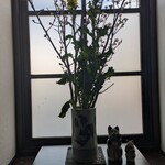 仁亭 - 逆光の梅と菜の花