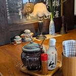 仁亭 - 卓上調味料はソース・醤油・塩・七味