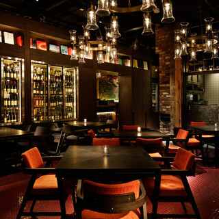 静と動が混ざり合う多様な雰囲気を使い分けられる空間