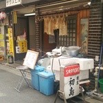 初島 - 暖簾の老朽化が激しく、お店の存在を知らないと、入りづらいかも。場所は新橋露地、舞浜、宇和島の通りのひとつ手前(ニュー新橋ビル側)の通りです。