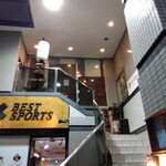 283355646 - 外観（スポーツ用品店の２階にあります）