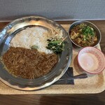 マジックアンジー - あんじーカレー副菜２種付き、和風チキンカレーと麻婆豆腐カレー、温玉トッピング