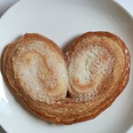 Emil - 豚の耳パイ　表面