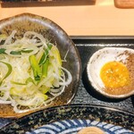 つけ麺 道 - 薬味のねぎと本日の薬味（ゆず胡椒）