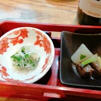 磯ぎよし 天神店 - 先付　蟹の和え物、マグロ角煮