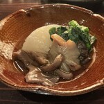 たでの葉 - 聖護院蕪、チヂミほうれん草、天然キノコ炊き合わせ