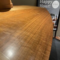 W Toranomon -the market- - 店内入り口の傾斜のあるテーブル