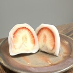 夢菓房たから 春日町本店 - いちご大福　びっくりするぐらいいちごがみずみずしい(*´◒`*)