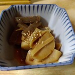 とん八 - 竹の子とこんにゃくのピリ辛炒め煮 420円(税込)(2025年1月22日撮影)