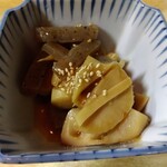 とん八 - 竹の子とこんにゃくのピリ辛炒め煮 420円(税込)(2025年1月22日撮影)