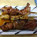 とん八 - 豚串焼き 各110円(税込)(2025年1月15日撮影)