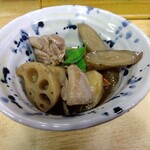 とん八 - 里芋と野菜の煮物 420円(税込)(2025年1月9日撮影)