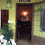 パスタマーケットM - 壁の色やアンティークのステンドグラスが素敵な外観。