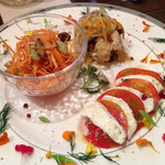 パスタマーケットM - 3種前菜盛り合わせ  写真は四人前の特別オーダー品  人数に合わせて対応してくれそうです