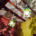 パスタマーケットM - アイビーのライトが店内を優しく照らしています