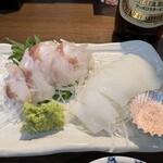 山三 - 刺身2点盛り、釣りスズキとヤリイカ。ヤリイカは塩で。