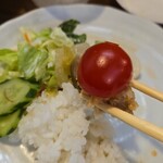 キッチン ブルー グローブ - トマトを乗せて