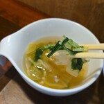 キッチン ブルー グローブ - 具沢山な白菜スープ