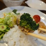 キッチン ブルー グローブ - ブロッコリーを乗せて