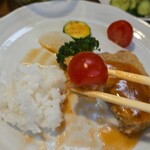 キッチン ブルー グローブ - トマトを添えて