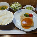 キッチン ブルー グローブ - 鶏挽肉とチーズのテリーヌ　ローズマリー香るプラットオレンジソース