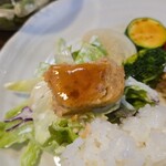 キッチン ブルー グローブ - テリーヌとサラダ