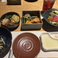 焼肉トラジ PARAM カレッタ汐留店 - ナムル、キムチ，トラジサラダ、ユッケ
