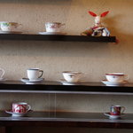 珈琲茶房　華なり - 飾り棚
