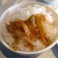 美林華飯店 - 「黒酢酢豚ランチ」ご飯に乗せたザーサイ