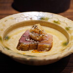 登喜和鮨 - ◆鰤のたたき
      お腹の血合いぎしの部位、新津のレモングラスに漬けて皮目をたたきにしたもの。