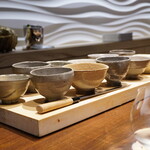 登喜和鮨 - 形の違う器たちが次の一品への愉しみを自然と膨らませる。