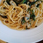 オリーブの丘 - アサリとほうれん草のバター醤油パスタ