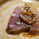 登喜和鮨 - ムチッとした身に圧をかけると程よい脂と心地よい香りに抱かれ、大根おろしと佐渡の天然ふきのとうで春を感じる若い味わいに満ちる。乾いた風味を乗せながら、魚らしさも両立させた一体感はこの土地ならではの賜物。