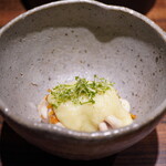 登喜和鮨 - ◆真鱈の白子 長葱の酒蒸しがけ
      上にかかる餡は長葱を酒蒸しにしてペースト状にしたもの。間には新潟の小エビの干したものを忍ばせて。