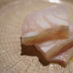 登喜和鮨 - 凛とした口当たりと食感に膨らむ脂由来にたっぷりと潤う旨さ。そこにレモンと塩で引き締めると、味覚を一瞬で掻っ攫い、その感覚にもはや溜息しか出ない。
      抜群に美味しい！