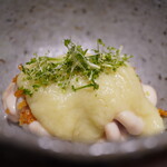 登喜和鮨 - 海老の香りと白子の旨みは乳化した長葱の油分の見事に合致し、クリーミー且つ余韻高い一体感に伸ばすスプーンが止まらない、、
      センスしか感じさせない味の組み立て方。