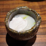 登喜和鮨 - ◆先付け：佐渡のふぐの白子のおかゆ
      混ぜれば混ぜるほどに白子の旨味とコクが増して、米麹の香りが旨さのベクトルを合わせるように優しくアイドリングさせていく。