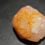 登喜和鮨 - ムチッとした身を破ると濃厚な甘旨味を炸裂させ、表面に乗せた海老の粉末の香りが食感の度に重ねられて、南蛮海老の味わいを最大限にまで昇華！
      めちゃくちゃ美味い！！