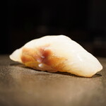 登喜和鮨 - ◇鱸（新潟）
      活け〆して3日目、昆布出汁塩水漬け。
      到底スズキとは思えないシルクのような口当たりと、噛みしめる度に身の甘みがシャリの輪郭に纏った酸味に引き立ち、同時に抜ける香りで笑顔が綻ぶ美味しさに！