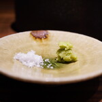 登喜和鮨 - 摘みにと差し出す粋なサービス。
      山葵は甘くフワッと引き立つ香り、さらにキリッときた辛味てわ堂々とたる味わい。
      お塩は深さのあるえんみで山葵塩がジャストなバランスをつくる。