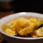 登喜和鮨 - シャリは見事にトマト！玉子に絡むカニの繊維と外子の食感、銀杏の摺り流しがナチュラルに融合して着地するかに玉あんかけの一体感！