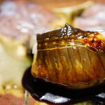 登喜和鮨 - ツメはコク深く、中性的なほろ苦い香りの後に膨らむ旨味。トロけてシャリと同化するほどに一段と膨らむ旨さ！